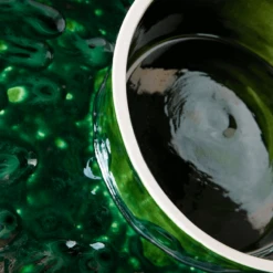 HK Living ACE7090 The Emeralds Schaal Op Voet ø 30 Cm Aardewerk Groen -Bekend Glaswerk Winkel hkliving ace7090the emeralds ceramic bowl on base l dripping green 2 1